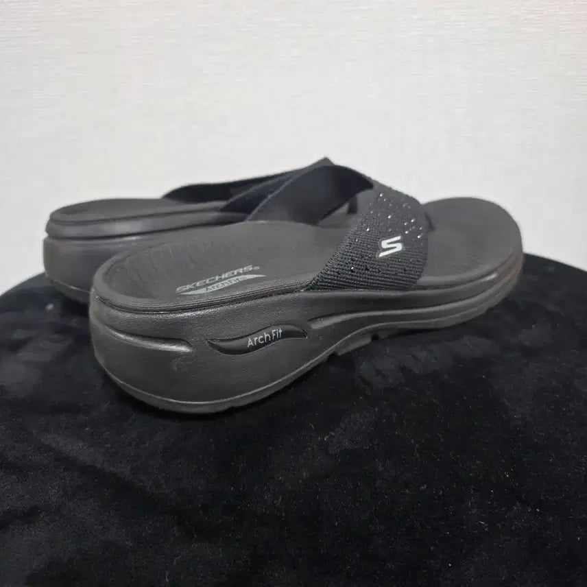 [BUNJANG] Skechers Arch Fit Black Flip-Flop Sandals / 스케쳐스 Arch Fit 블랙 쪼리 샌들
