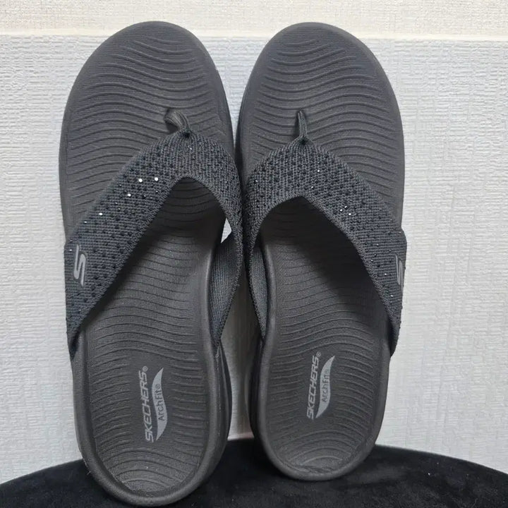 [BUNJANG] Skechers Arch Fit Black Flip-Flop Sandals / 스케쳐스 Arch Fit 블랙 쪼리 샌들