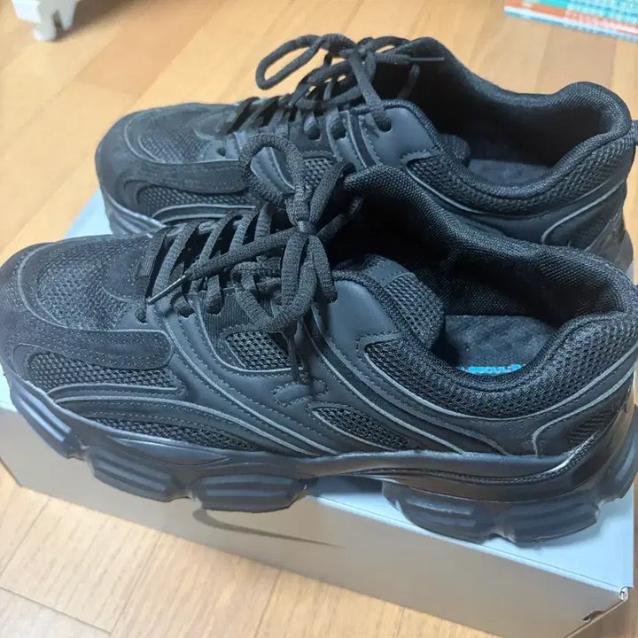 [BUNJANG] All Black Button Seoul Sneakers 270 / 올블랙 버튼서울 운동화270
