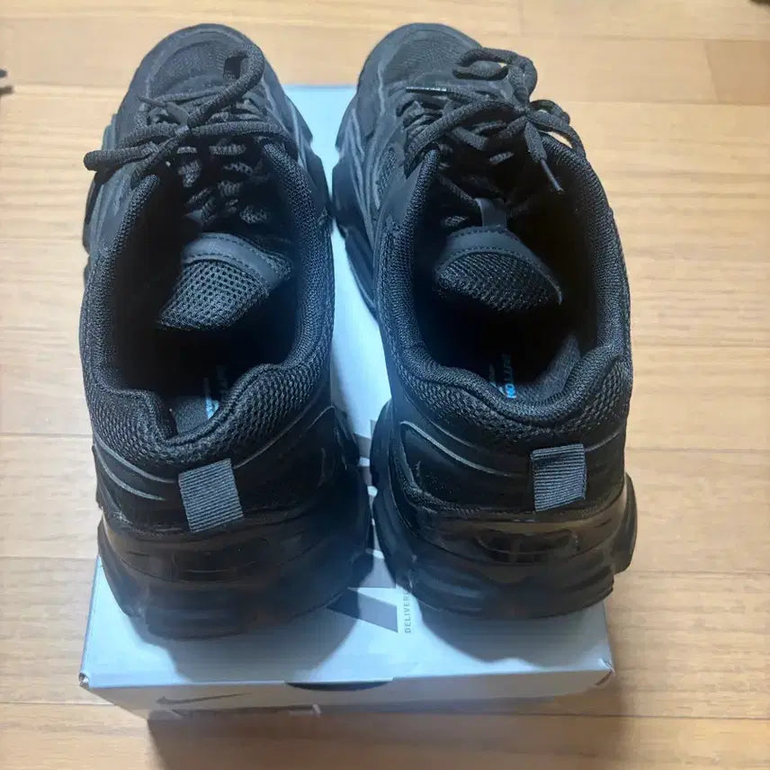 [BUNJANG] All Black Button Seoul Sneakers 270 / 올블랙 버튼서울 운동화270