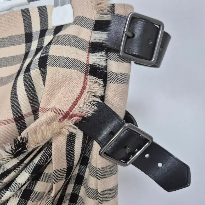 [BUNJANG] Burberry Check Pattern Belt Mini Skirt / 버버리 체크 패턴 벨트 미니스커트