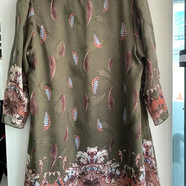 [BUNJANG] Lee Dong-woo Designer Collection Khaki Feather Pattern Chiffon Blouse / 이동우 디자이너 COLLECTION 카키 페더 패턴 쉬폰 블라우스 66~