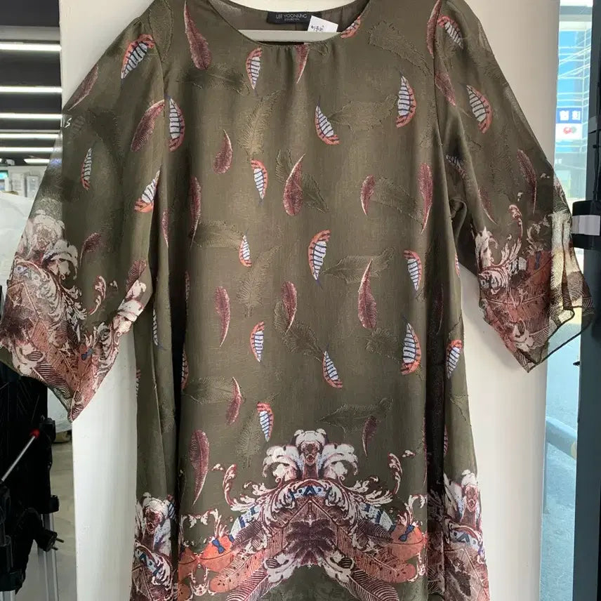 [BUNJANG] Lee Dong-woo Designer Collection Khaki Feather Pattern Chiffon Blouse / 이동우 디자이너 COLLECTION 카키 페더 패턴 쉬폰 블라우스 66~