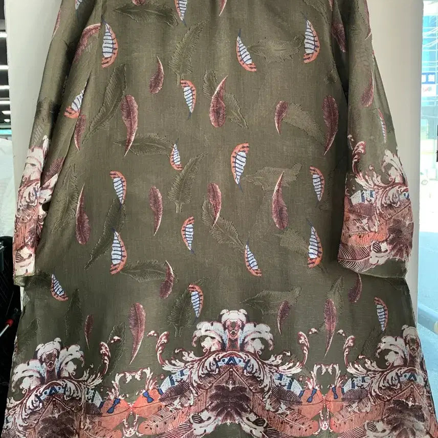 [BUNJANG] Lee Dong-woo Designer Collection Khaki Feather Pattern Chiffon Blouse / 이동우 디자이너 COLLECTION 카키 페더 패턴 쉬폰 블라우스 66~