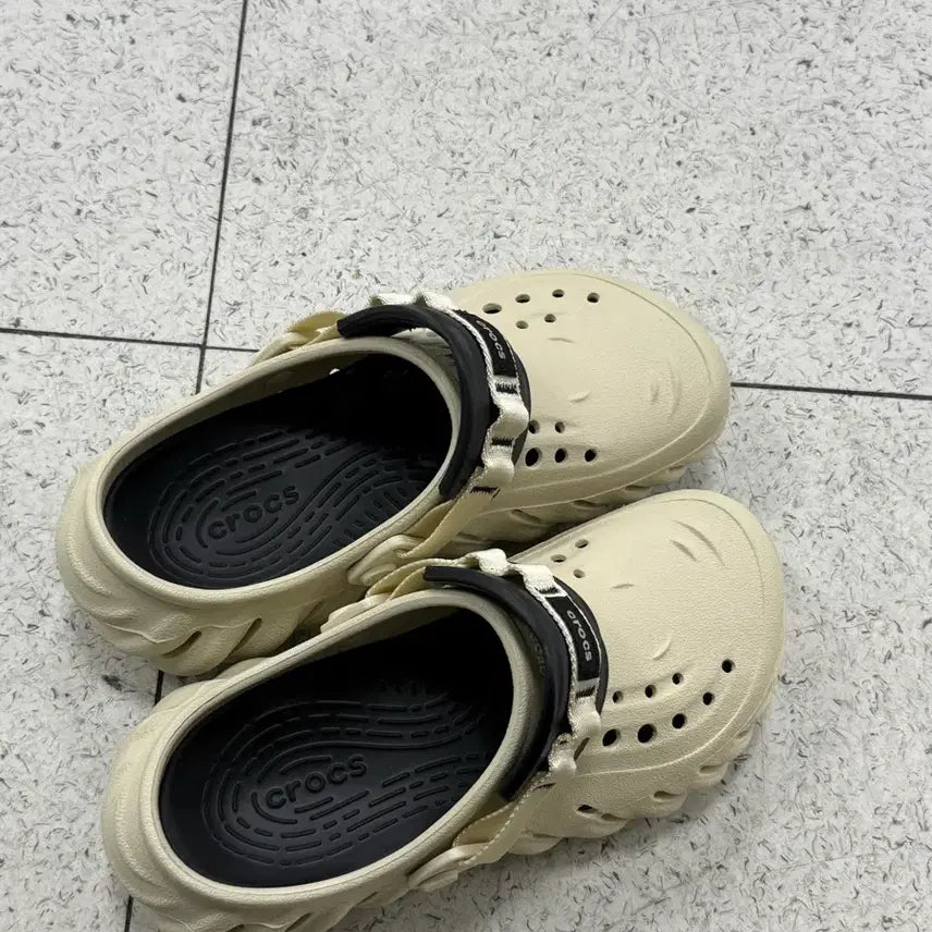[SOLD OUT] 크록스 이스케이프 클로그 베이지