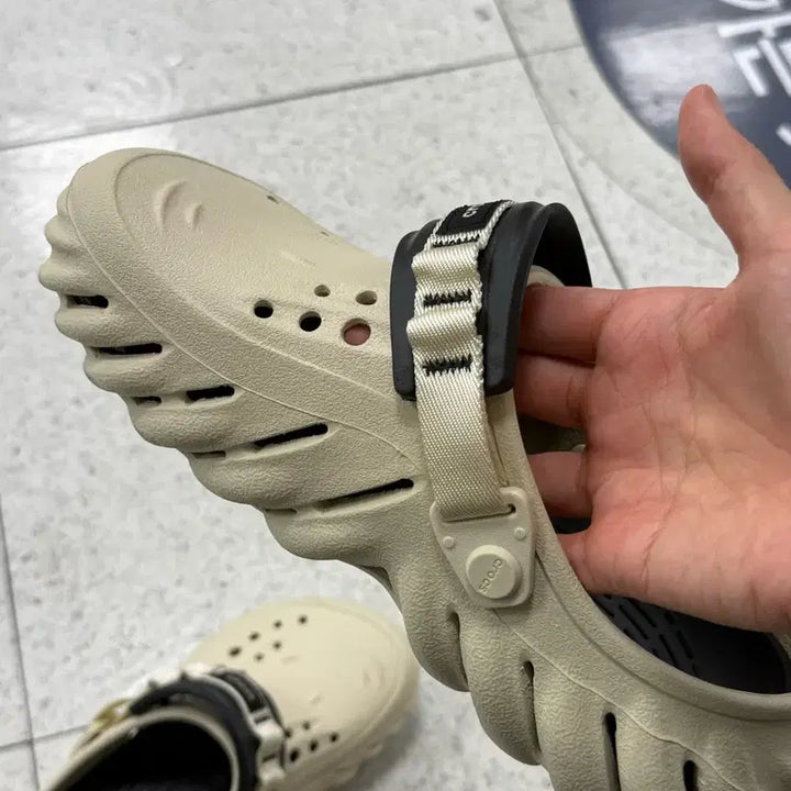 [SOLD OUT] 크록스 이스케이프 클로그 베이지