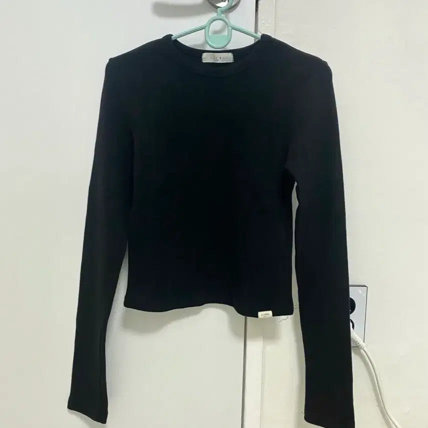 [BUNJANG] Semi Crop Long Sleeve Top / 세미 크롭 긴팔 블랙 화이트