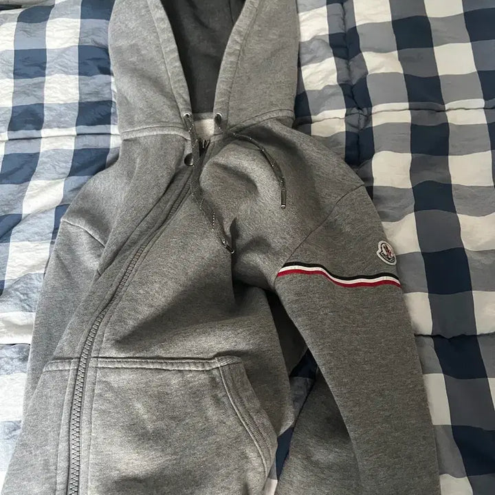 [BUNJANG] Moncler Grey Logo Patch Hoodie Zip-Up / 몽클레어 그레이 후드집업 정품