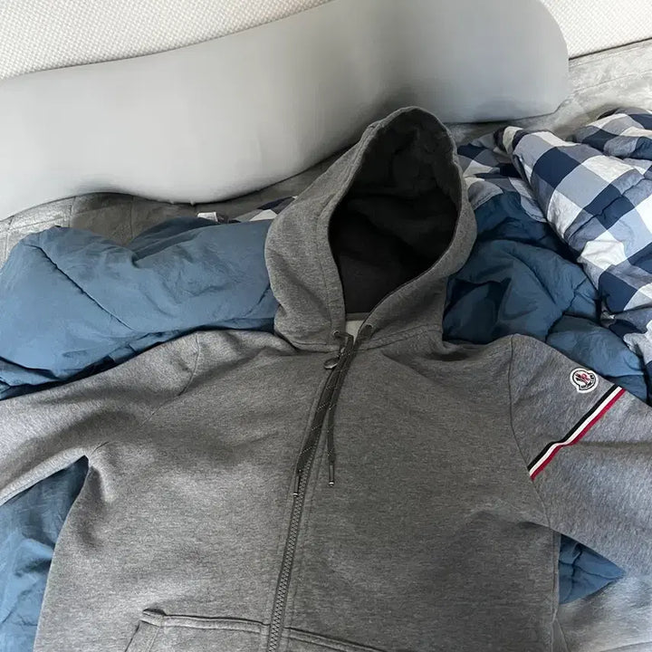 [BUNJANG] Moncler Grey Logo Patch Hoodie Zip-Up / 몽클레어 그레이 후드집업 정품