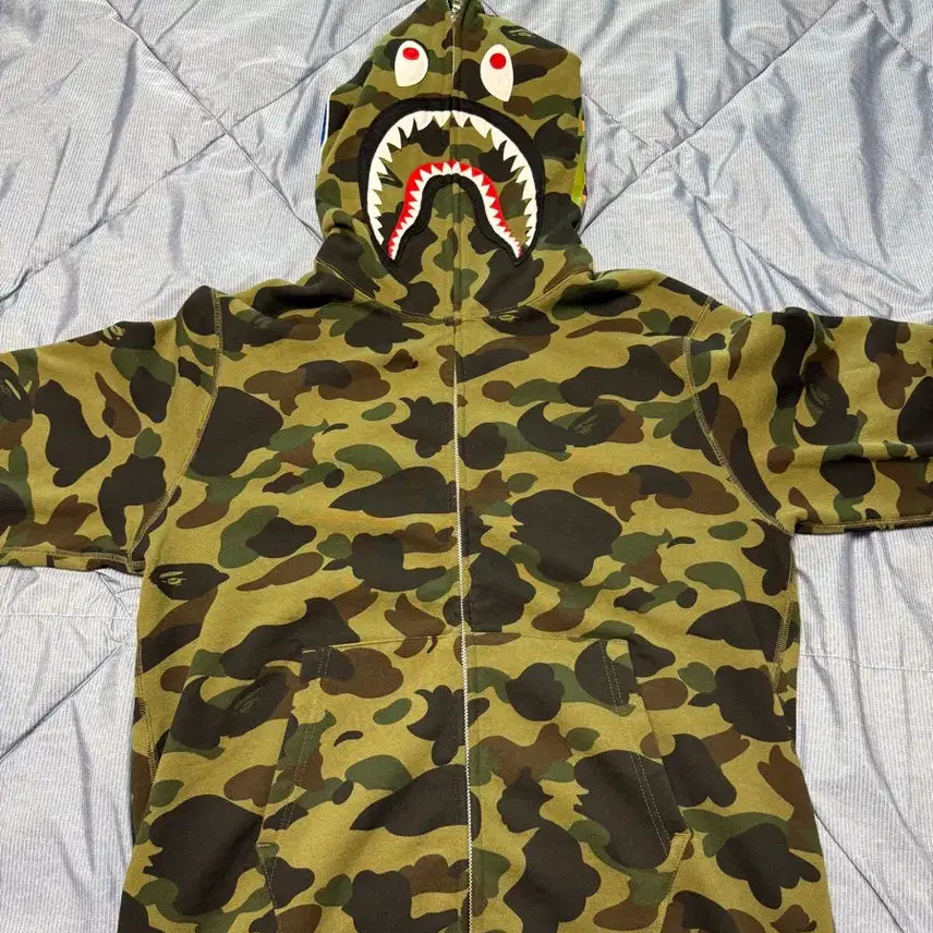 [SOLD OUT] 베이프 퍼스트 카모 샤크 풀 집 후드 아미 그린
