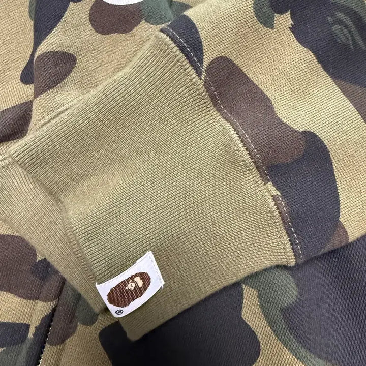 [SOLD OUT] 베이프 퍼스트 카모 샤크 풀 집 후드 아미 그린