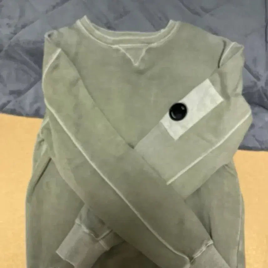 [BUNJANG] CP Company Washed Garment Dyed Lens Badge Sweatshirt / CP컴퍼니 워싱 가먼트다잉 렌즈와펜 맨투맨