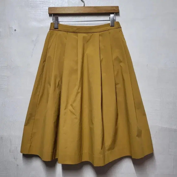 [BUNJANG] Uniqlo Back-Band Flare Skirt / 유니클로 뒷밴딩 플레어 스커트 M