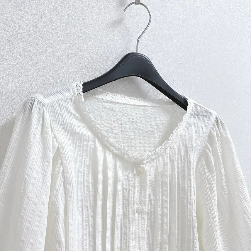[BUNJANG] LIOVOUR Ivory Cotton Embroidery Blouse / liovour 아이보리 코튼 자수 블라우스