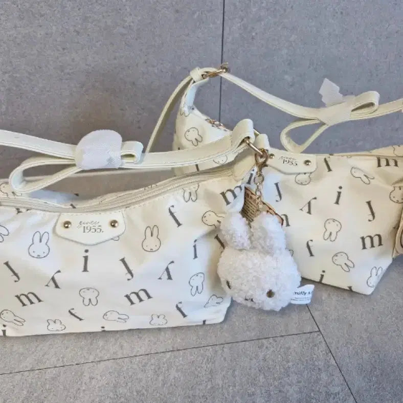 [BUNJANG] Miffy Ivory Shoulder Bag with Keyring Set / 미피 아이보리  숄더백 새상품 키링 세트