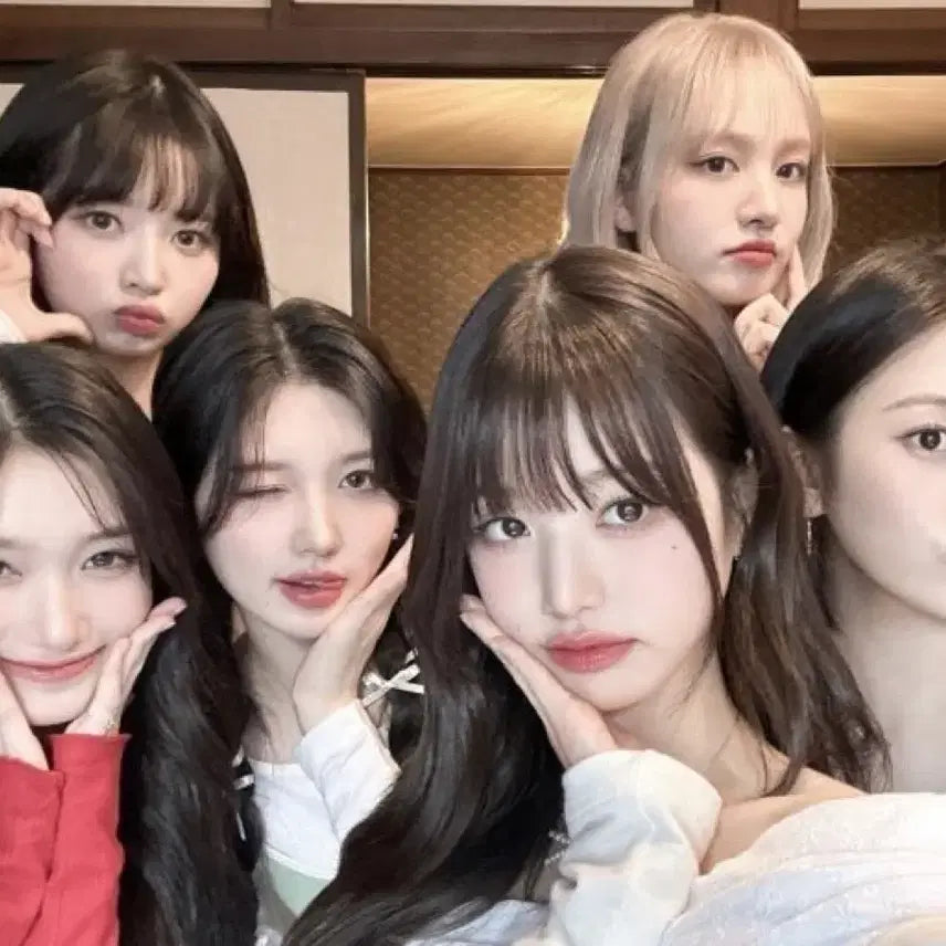 [BUNJANG] IVE Non-Official Goods Random Box / (털덕)아이브 비공굿