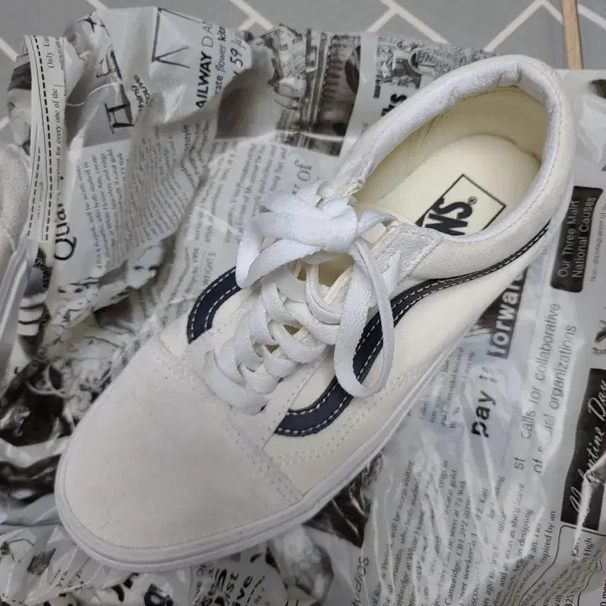 [BUNJANG] Vans Old Skool White Black Sneakers (240) / 반스 올드스쿨 화이트 블랙 스니커즈240