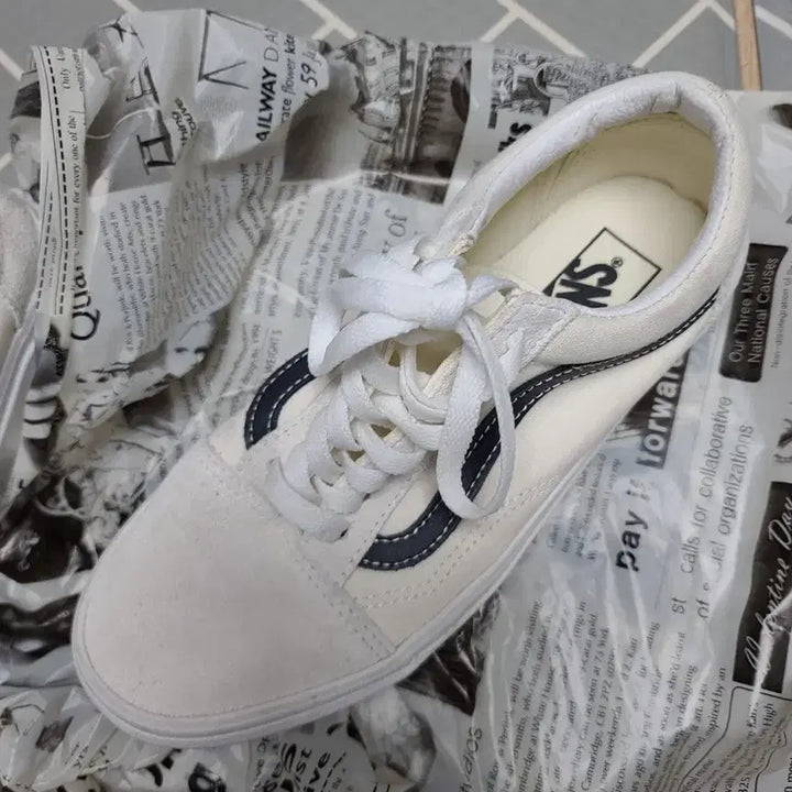 [BUNJANG] Vans Old Skool White Black Sneakers (240) / 반스 올드스쿨 화이트 블랙 스니커즈240