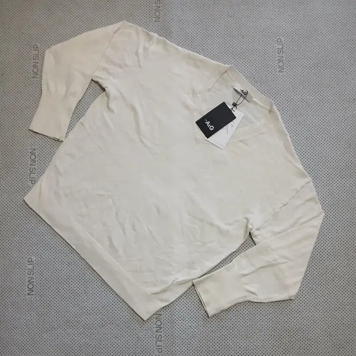 [BUNJANG] A.G V-Neck Long-Sleeve T-Shirt - Ivory / 에이지 -A.G 브이넥 긴팔 티셔츠 아이보리