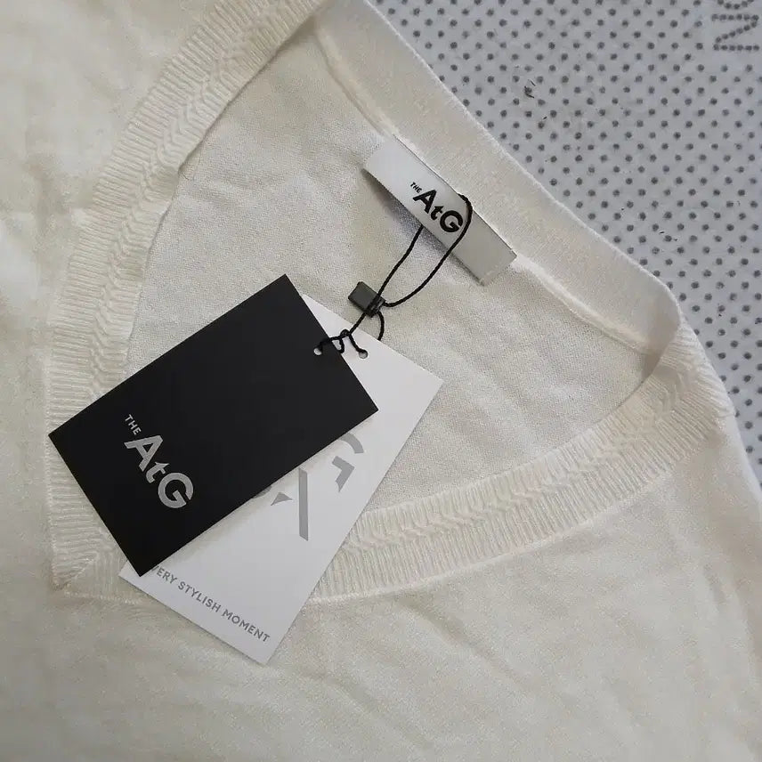 [BUNJANG] A.G V-Neck Long-Sleeve T-Shirt - Ivory / 에이지 -A.G 브이넥 긴팔 티셔츠 아이보리