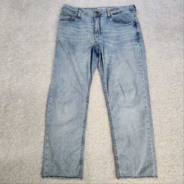 [BUNJANG] Hazzys Denim Series Standard Fit Medium Wash Denim Pants (Size 88) / 헤지스 데님 시리즈 스탠다드 핏 중청 데님 팬츠 88