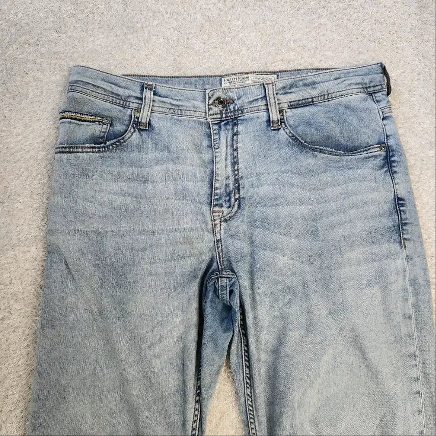 [BUNJANG] Hazzys Denim Series Standard Fit Medium Wash Denim Pants (Size 88) / 헤지스 데님 시리즈 스탠다드 핏 중청 데님 팬츠 88