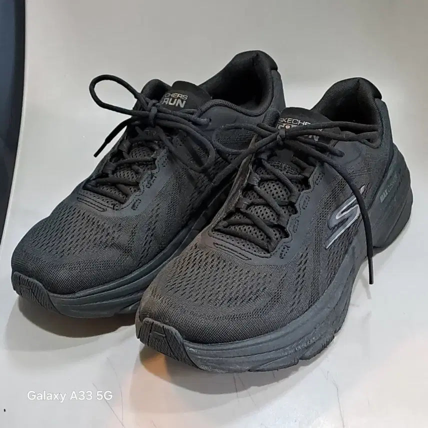 [BUNJANG] Skechers GoRun Max Cushioning Arch Fit 2.0 Running Shoes Black 255mm / 스케쳐스 고런 맥스쿠셔닝 아치핏  2.0블랙  255mm