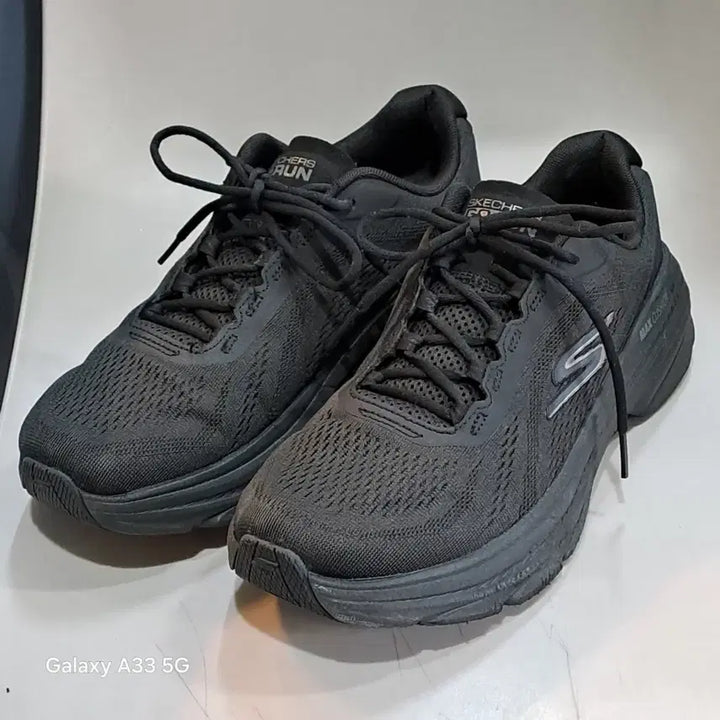 [BUNJANG] Skechers GoRun Max Cushioning Arch Fit 2.0 Running Shoes Black 255mm / 스케쳐스 고런 맥스쿠셔닝 아치핏  2.0블랙  255mm