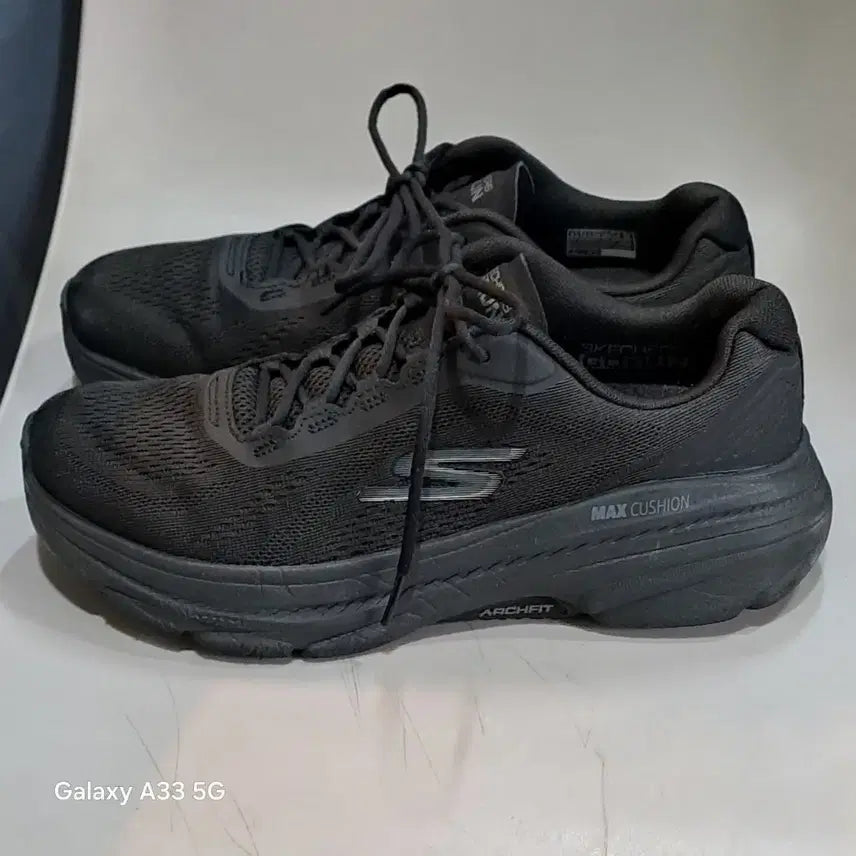 [BUNJANG] Skechers GoRun Max Cushioning Arch Fit 2.0 Running Shoes Black 255mm / 스케쳐스 고런 맥스쿠셔닝 아치핏  2.0블랙  255mm