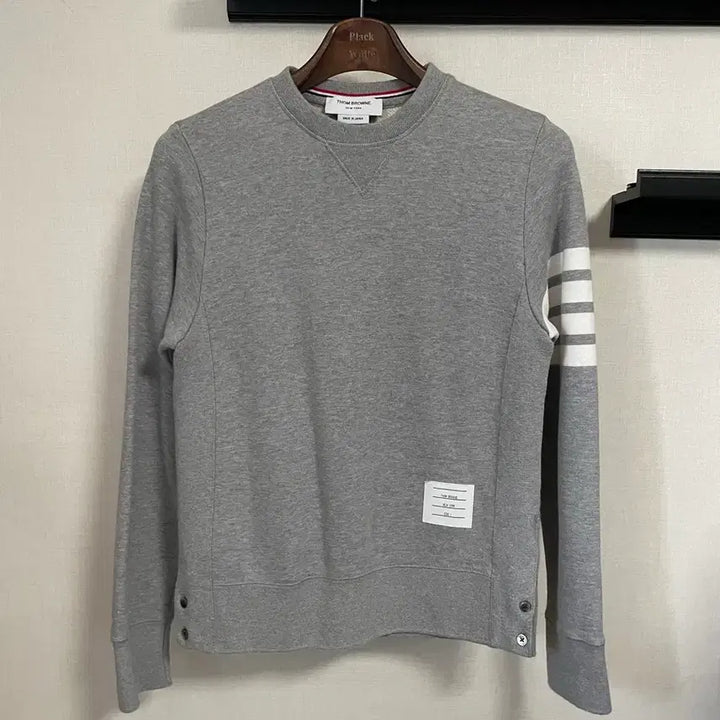 [SOLD OUT] 톰브라운 회색 맨투맨 4선 완장 2