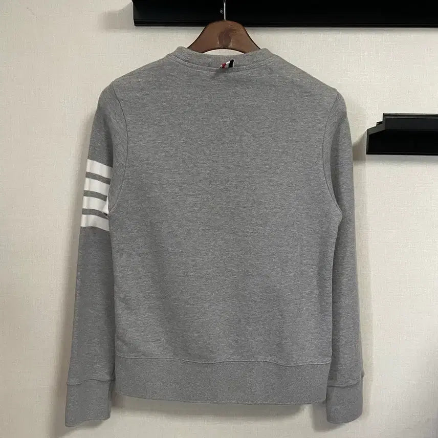 [SOLD OUT] 톰브라운 회색 맨투맨 4선 완장 2