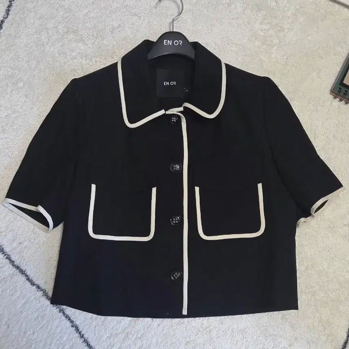 [BUNJANG] ENOR Line Contrast Crop Jacket / 엔오르 크롭 자켓 (LINE CONTRAST CROP JACKET)