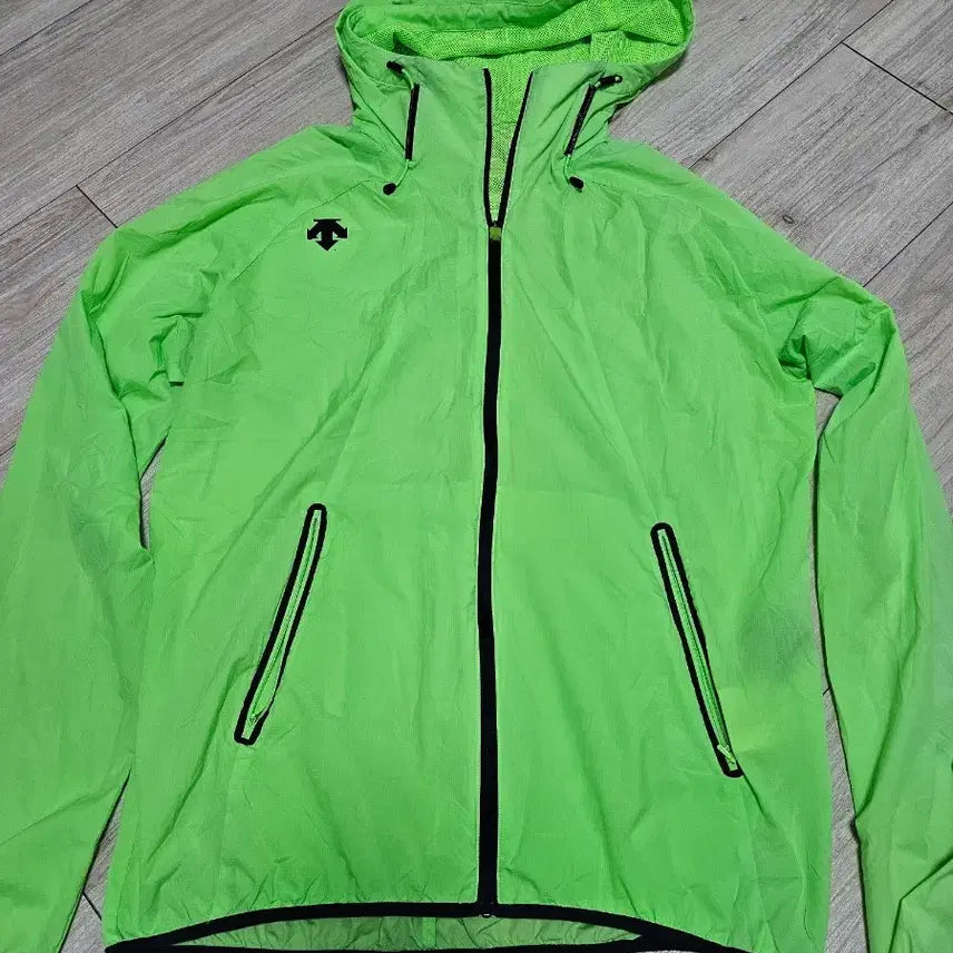 [BUNJANG] Descente Running Hooded Windbreaker Jacket (Fluorescent) / 데상트 러닝 후드 바람막이 자켓 (형광) 3.5만에 팝니다.