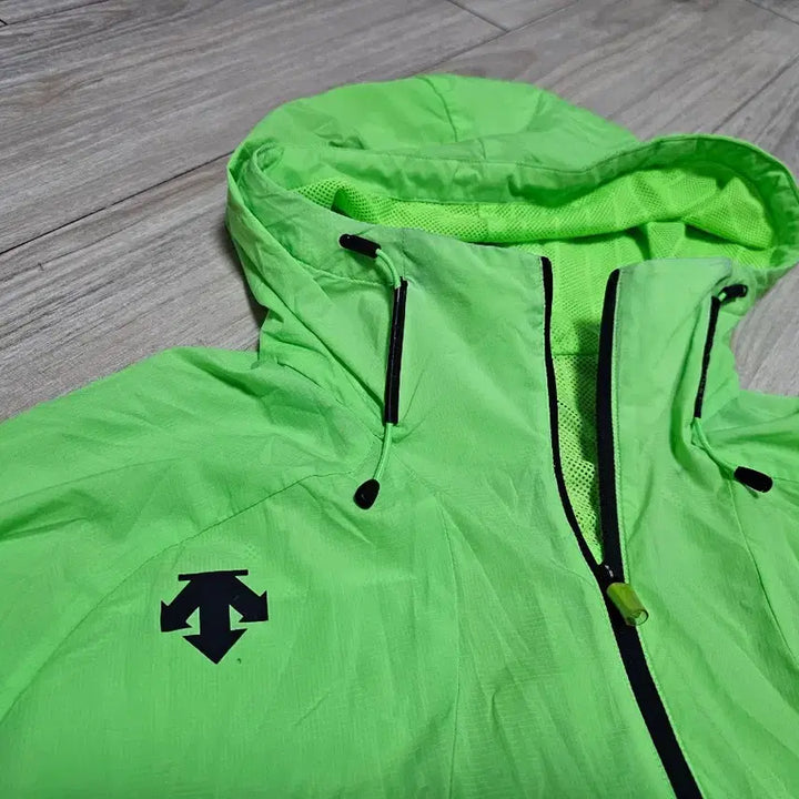 [BUNJANG] Descente Running Hooded Windbreaker Jacket (Fluorescent) / 데상트 러닝 후드 바람막이 자켓 (형광) 3.5만에 팝니다.