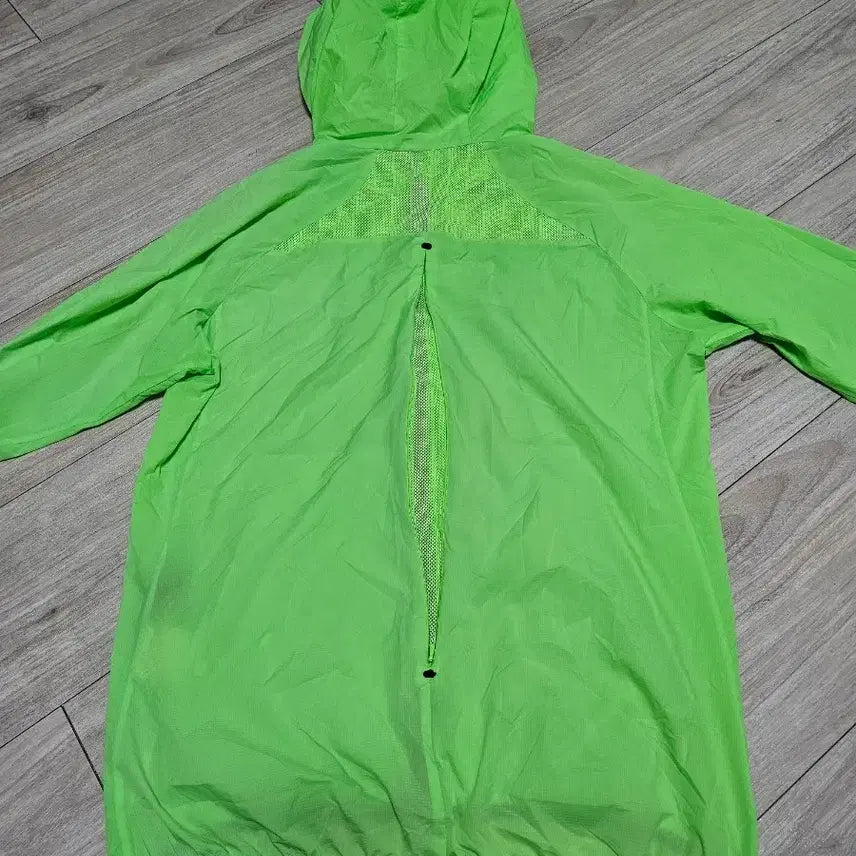 [BUNJANG] Descente Running Hooded Windbreaker Jacket (Fluorescent) / 데상트 러닝 후드 바람막이 자켓 (형광) 3.5만에 팝니다.