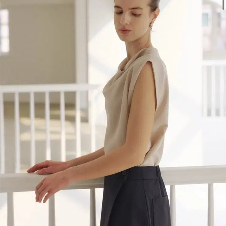 [BUNJANG] OBEIR Drape Neck Sleeveless Blouse (Light Beige) / [오브에르] 드레이프 넥 민소매 블라우스 (라이트베이지)
