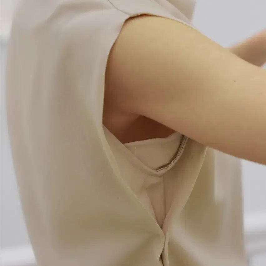 [BUNJANG] OBEIR Drape Neck Sleeveless Blouse (Light Beige) / [오브에르] 드레이프 넥 민소매 블라우스 (라이트베이지)