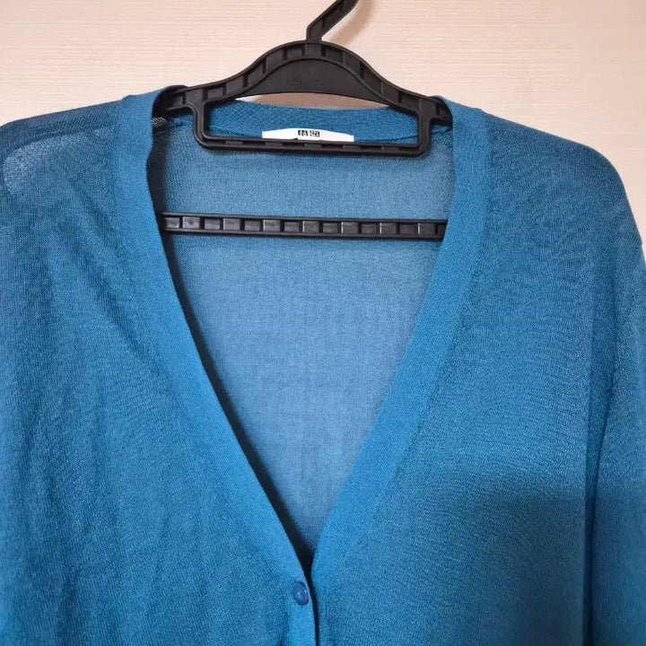 [BUNJANG] Uniqlo V-Neck Cardigan Blue / 유니클로 브이넥 가디건 블루