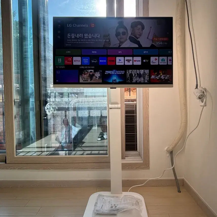 [SOLD OUT] LG 스마트 모니터 4Kv32인치 스윙팝니다.