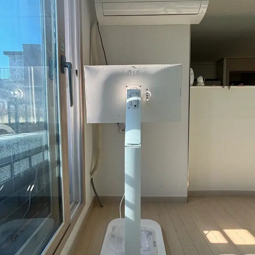 [SOLD OUT] LG 스마트 모니터 4Kv32인치 스윙팝니다.