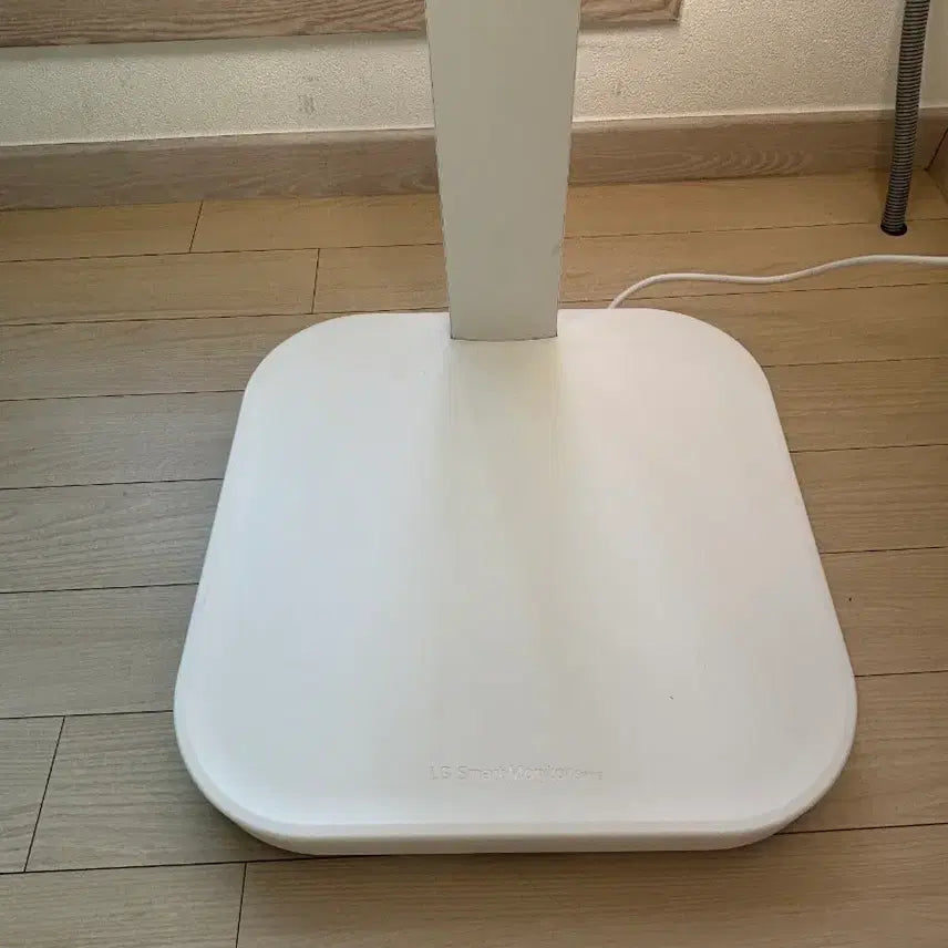 [SOLD OUT] LG 스마트 모니터 4Kv32인치 스윙팝니다.