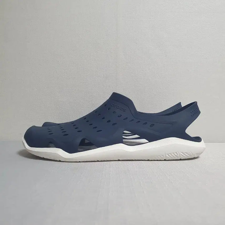 [BUNJANG] Crocs Swiftwater Wave Sandals Navy / 크록스 스위프트워터 웨이브 샌들 네이비 270mm