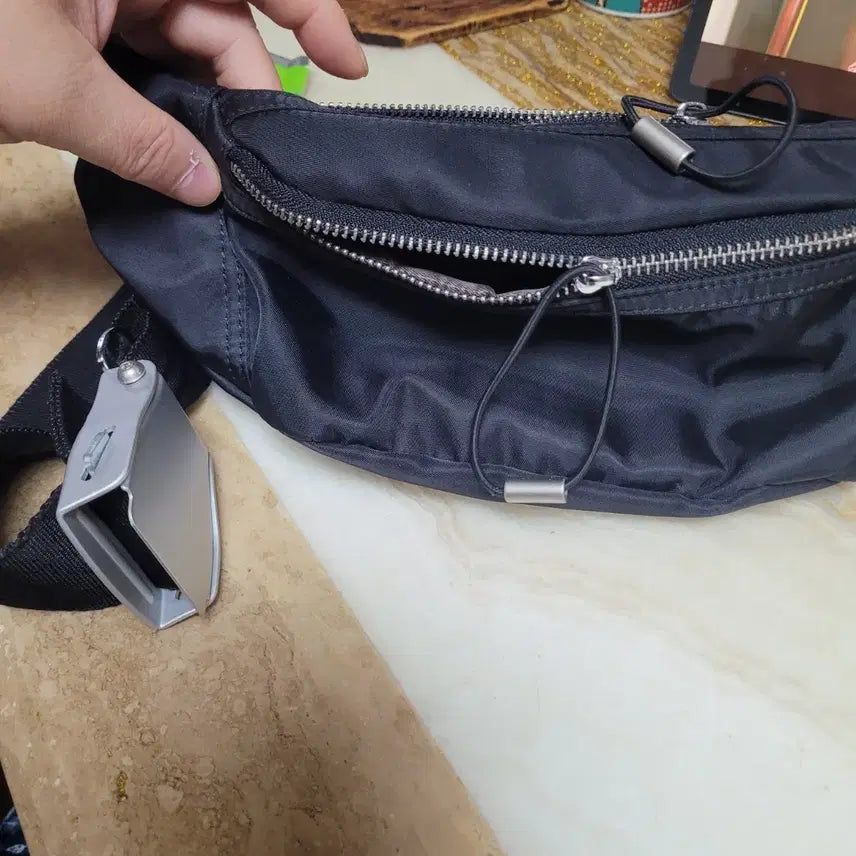 [BUNJANG] HAEA Aviation Buckle Hip Sack/Sling Bag Black / HAEA 항공 버클 힙색/슬링백 블랙