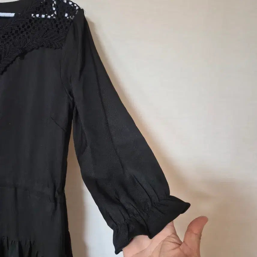 [BUNJANG] Lace Neck Black Tiered Mini Dress / 레이스 넥 블랙 캉캉 원피스