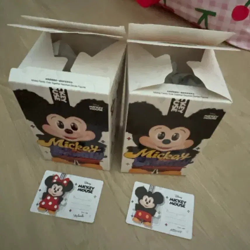 [BUNJANG] Popmart Mickey Family Mickey &amp; Minnie Keyring (Sealed) / 미개봉) 팝마트 미키패밀리 미키 미니 키링