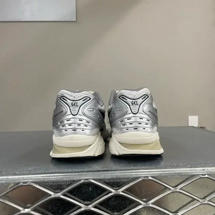 [BUNJANG] ASICS x UNDEFEATED GEL-KAYANO 14 Silver Black / 아식스 X 자운드 젤카야노 14 실버 블랙 270 (gr-4792)