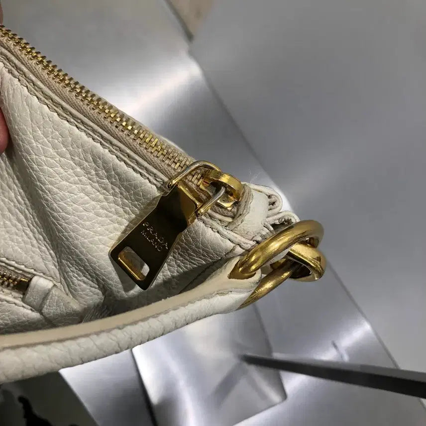 [BUNJANG] Prada White Leather Shoulder Bag / 프라다 화이트 레더 숄더백