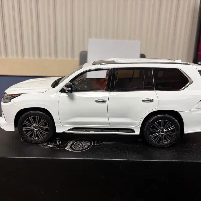 [BUNJANG] LCD Models 1:18 Lexus LX570 Diecast Model / 1:18 LCD 렉서스 LX570 다이캐스트 판매