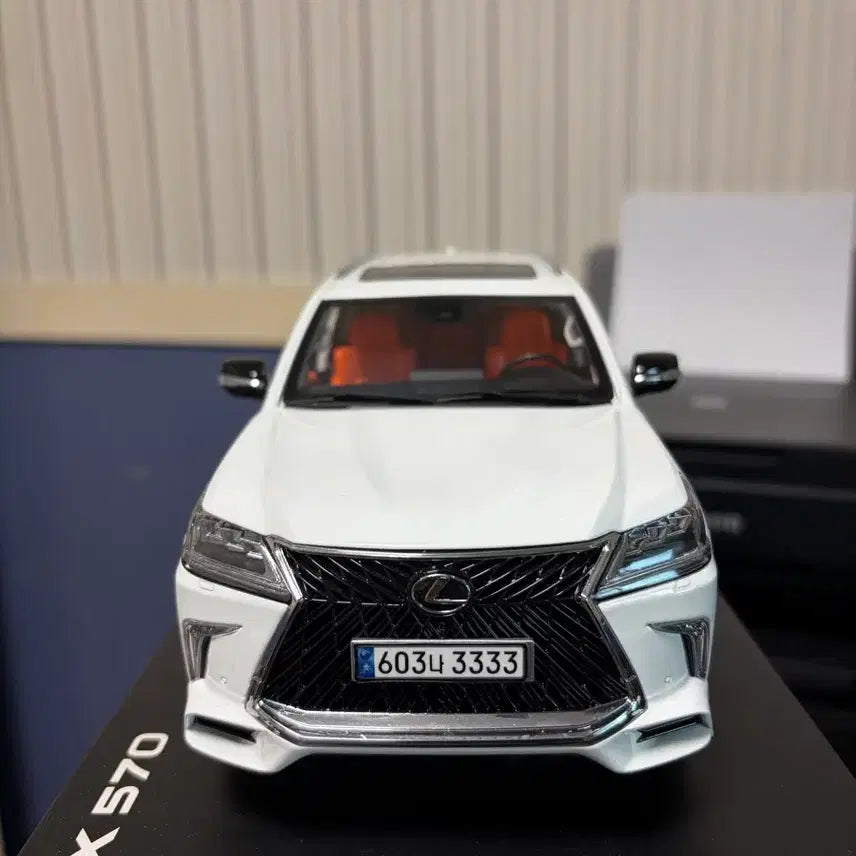 [BUNJANG] LCD Models 1:18 Lexus LX570 Diecast Model / 1:18 LCD 렉서스 LX570 다이캐스트 판매