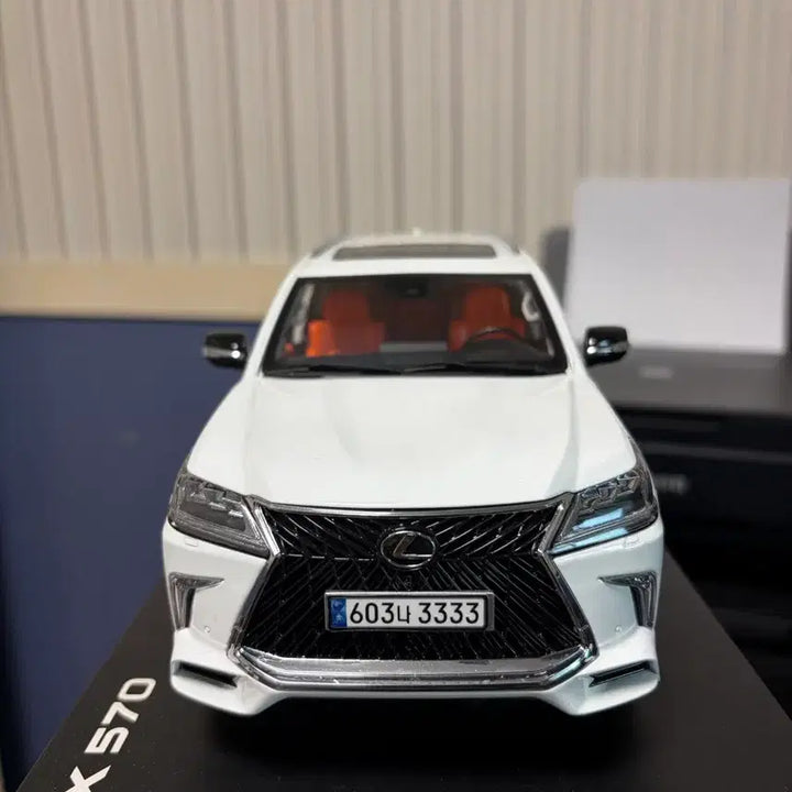 [BUNJANG] LCD Models 1:18 Lexus LX570 Diecast Model / 1:18 LCD 렉서스 LX570 다이캐스트 판매